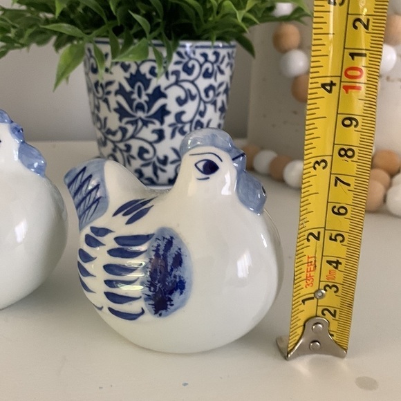 Chinoiserie‎ Set of two Chickens Salt Pepper Blue White Farmhouse blue white - Picture 8 of 11